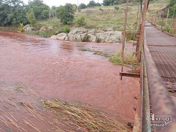 Вода в річці Інгулець у Кривому Розі стала червона - фото 2
