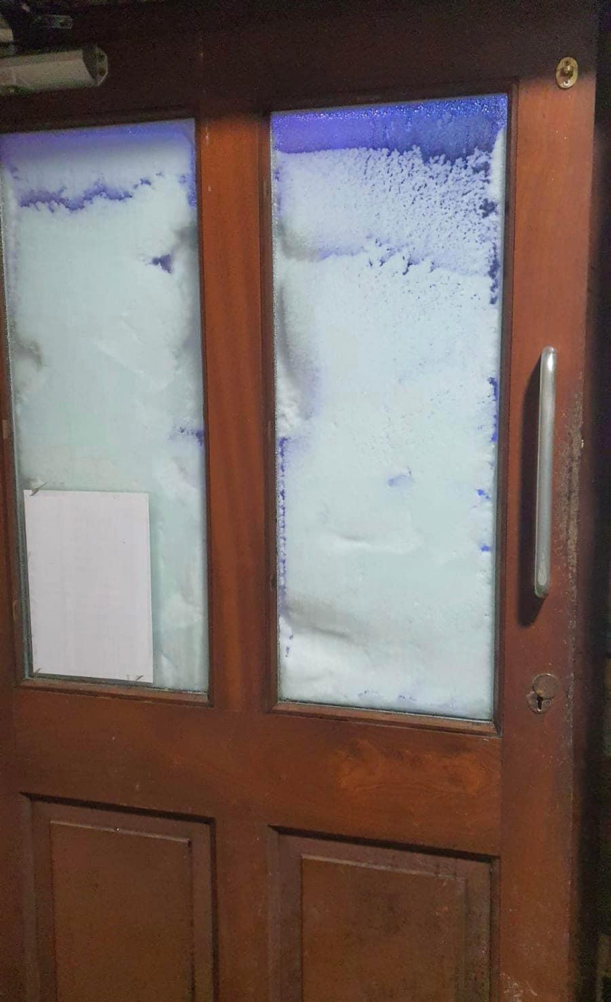 У Великій Британії десятки людей на три дні виявилися заблокованими в пабі: будівлю замело снігом (ФОТО) - фото 2