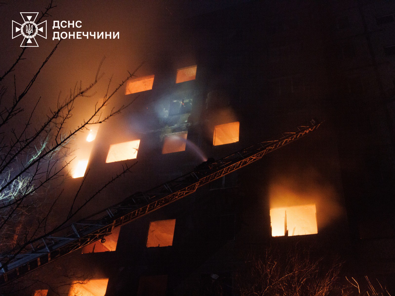 Смертельный удар по Краматорску: загорелась многоэтажка с людьми - фото 2