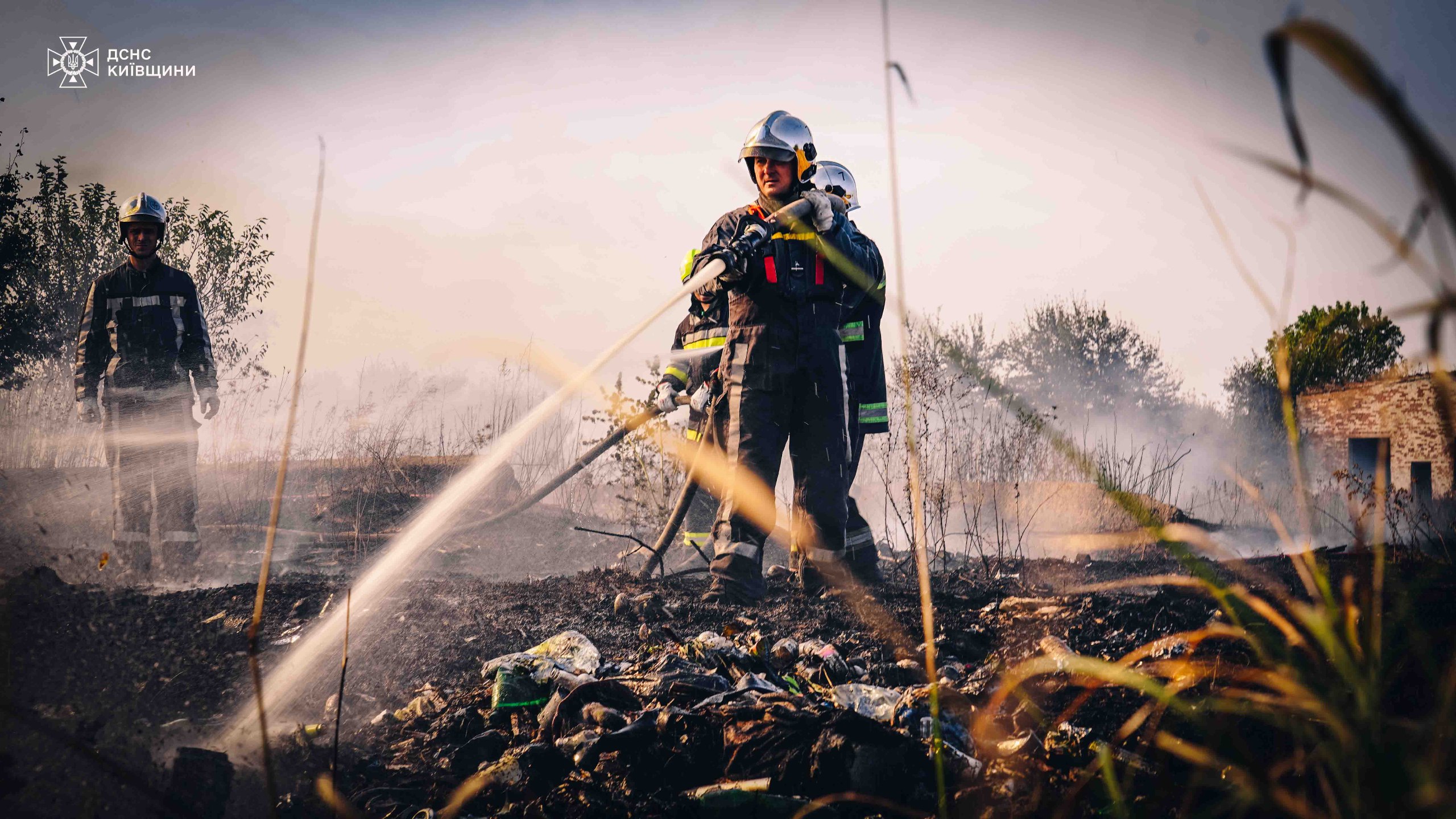 Надзвичайники трьох областей рятували від вогню село на Київщині - фото 5