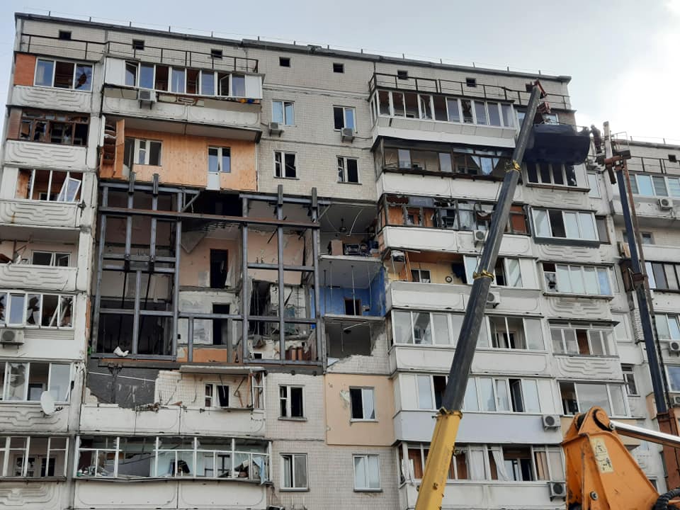 Из взорвавшегося дома на Позняках в Киеве начали выносить вещи - фото 2