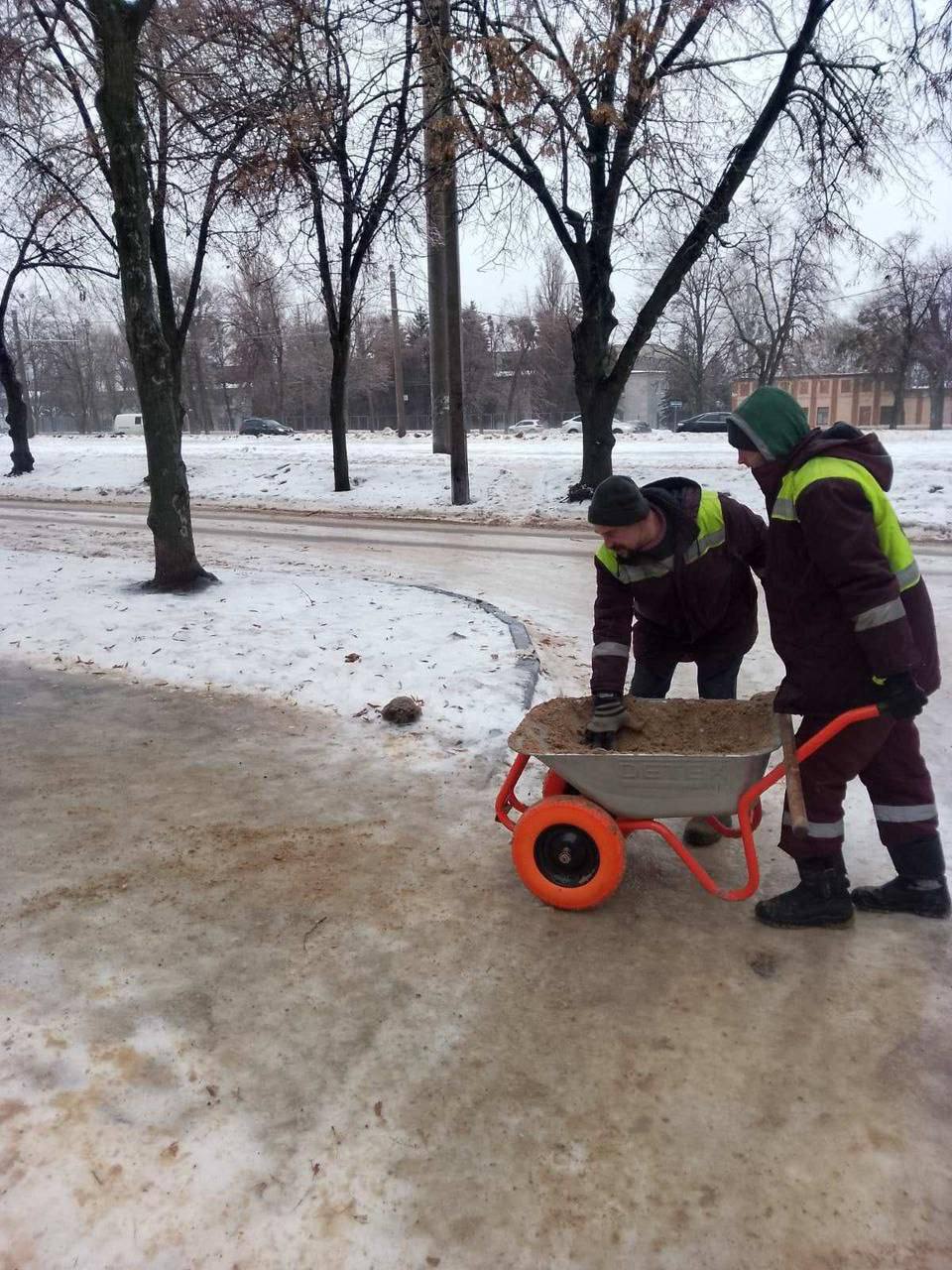 Чистота попри негоду: у мережі захоплюються роботою харківських служб - фото 2