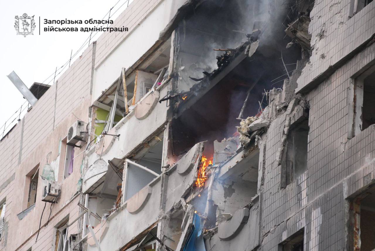 Оккупанты авиабомбами обстреляли Запорожье: есть попадание в дом (ОБНОВЛЯЕТСЯ) - фото 2