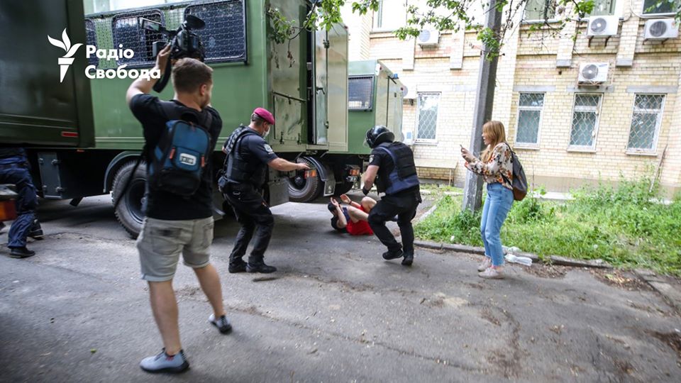 Справа Стерненко: копи б'ють беззбройних активістів під судом (ФОТО) - фото 4