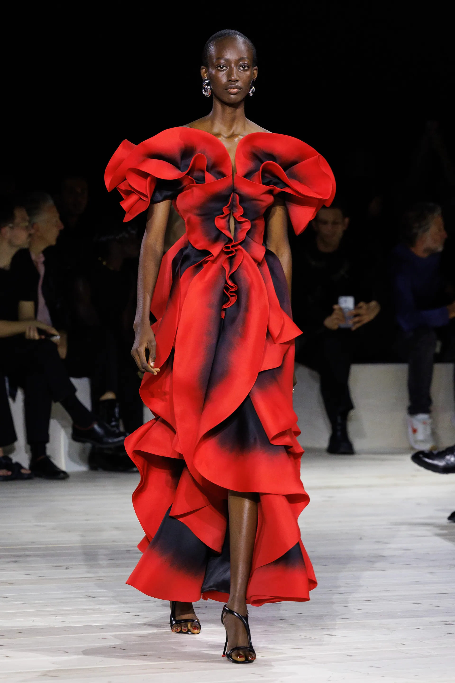  Троянди на сукнях, сиві Хелен Міррен та Енді МакДауелл на подіумі та прощальна колекція Сари Бартон для Alexander McQueen: подробиці Paris Fashion Week - фото 21