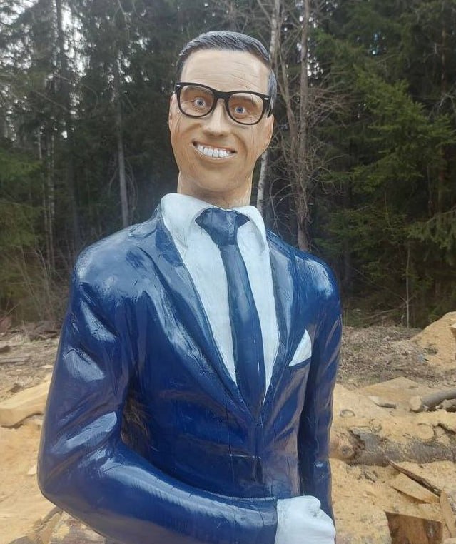 Вместо чучела — президент: мастер оригинально защитил свой сад от птиц - фото 2