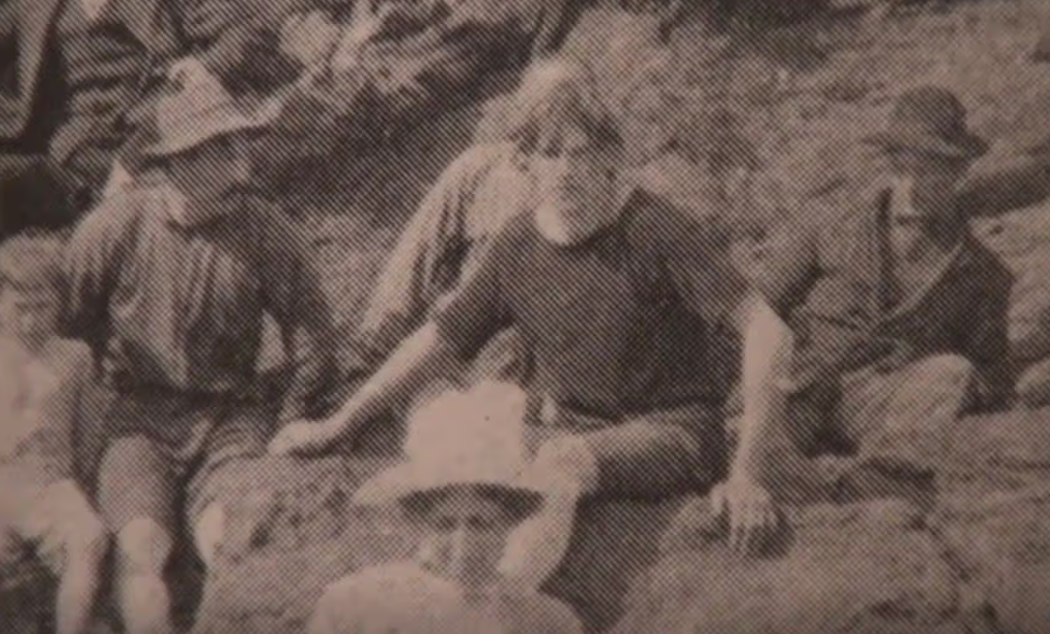 ”Путешественника во времени” заметили на фото 1917 года: что его выдало - фото 2 ”Путешественника во времени” заметили на фото 1917 года: что его выдало - фото 2