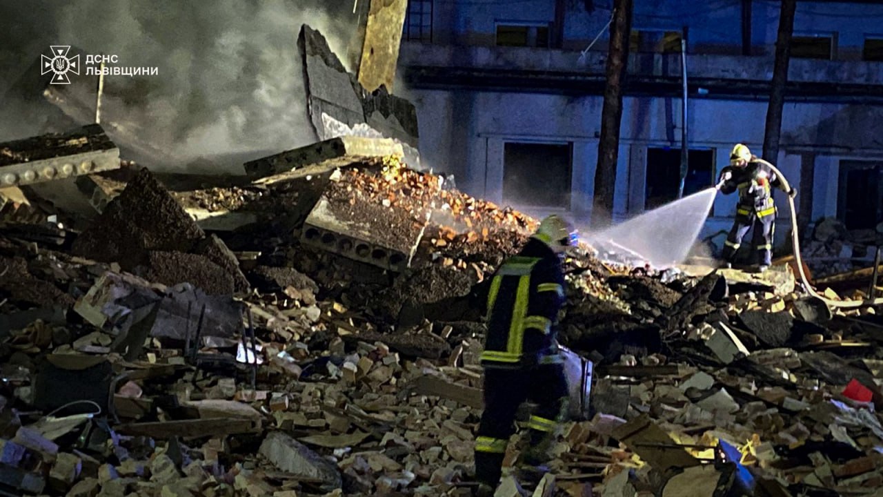 Во Львовской области спасатели ликвидируют последствия мощного взрыва (ФОТО, ВИДЕО) - фото 2