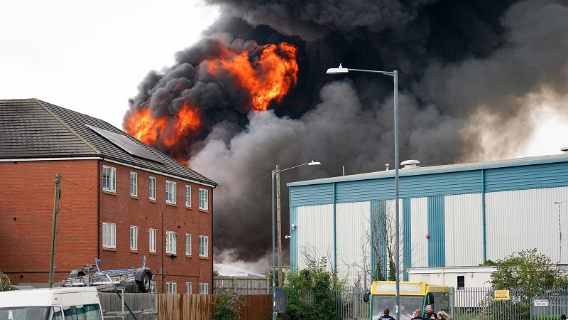 В британском городе произошел взрыв: почему гражданам приказали не открывать окна - фото 4