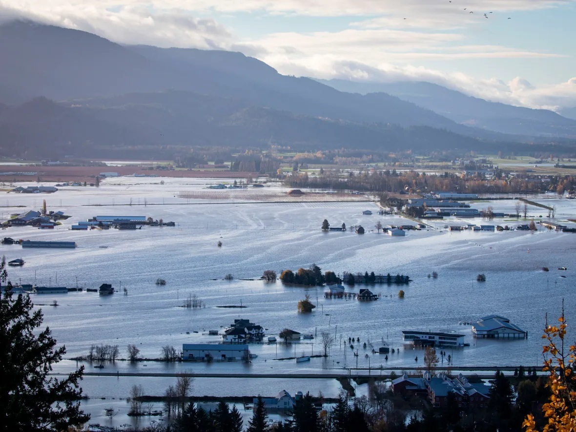 Масштабное наводнение в Канаде: разбушевавшаяся стихия начала уносить жизни людей (ФОТО)  - фото 2