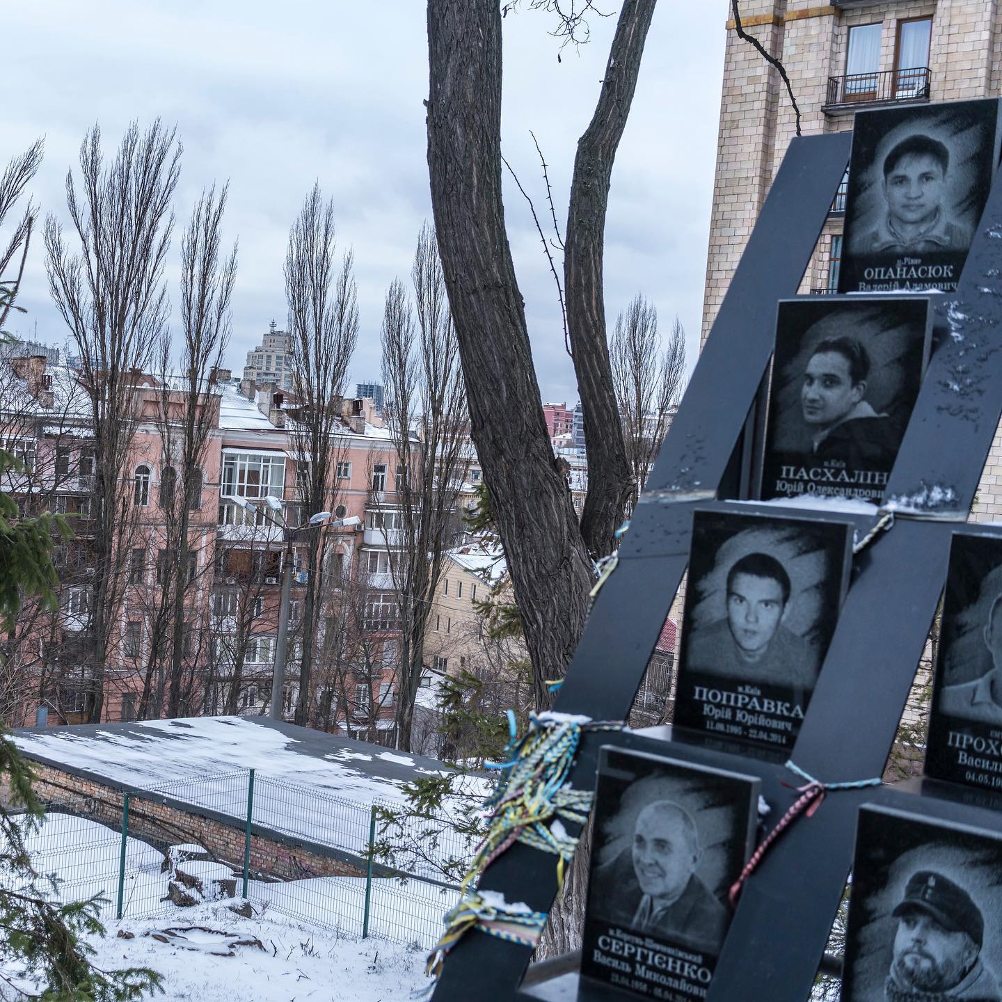 В The New York Times показали, как живут украинцы на фоне агрессии России: некоторые пользователи возмутились (ФОТО) - фото 8
