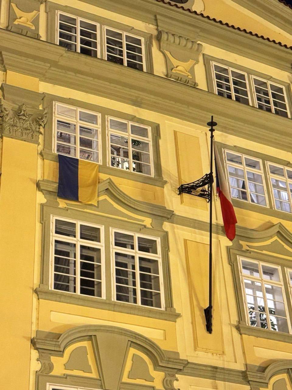 В Чехии скандал: новый спикер парламента приказал снять украинский флаг, но произошло неожиданное (ФОТО) - фото 2