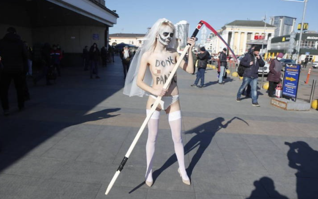 В Киеве обнаженная активистка Femen призвала украинцев не паниковать (ФОТО)  - фото 2