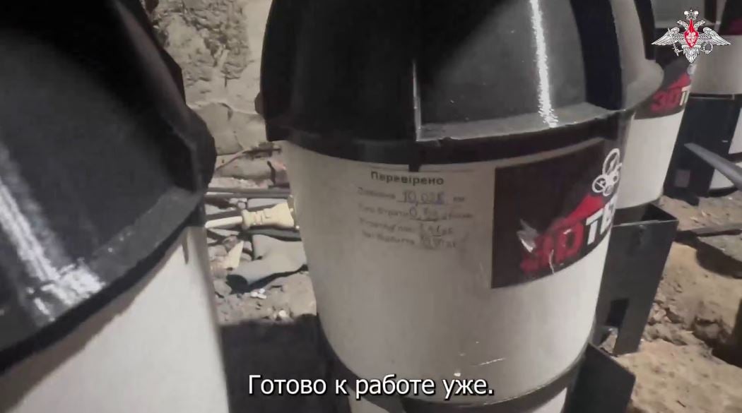 Оккупанты показали якобы брошенный схрон СБС с десятками дронов и катушек оптоволокна - фото 2