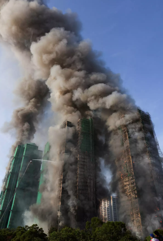 В Китае масштабный пожар охватил жилищный комплекс: десятки жертв застряли в домах (ФОТО, ВИДЕО) - фото 2