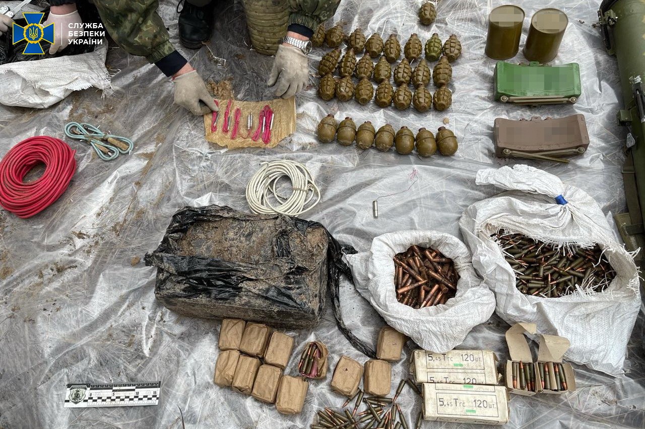 В Украине работал боевик «ЛНР»: где найдено его склад оружия (ФОТО, ВИДЕО) - фото 9