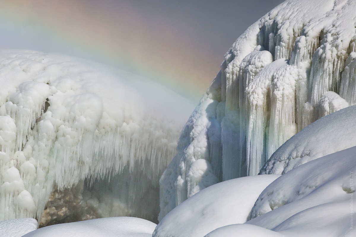 Невероятные фото: в США замерз Ниагарский водопад - фото 3