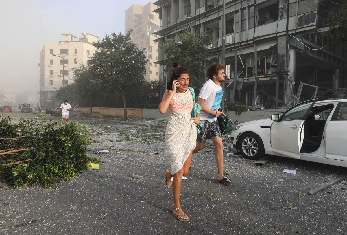 Окровавленные люди и тонны железа: как сейчас выглядит разрушенный взрывами Бейрут (ФОТО) - фото 5