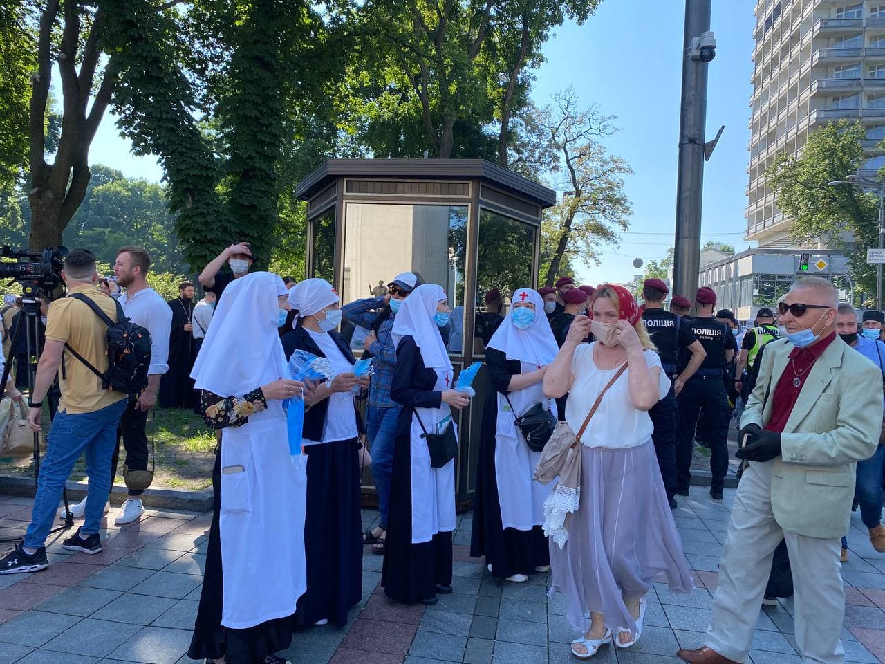 Неправославно: через що представники УПЦ МП зібралися під Радою (ФОТО, ВІДЕО) - фото 4