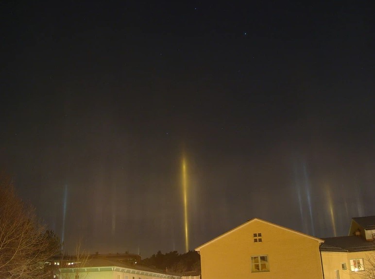 В Белгороде местные жители заметили таинственные световые столбы: теперь известно, что это (ВИДЕО) - фото 3