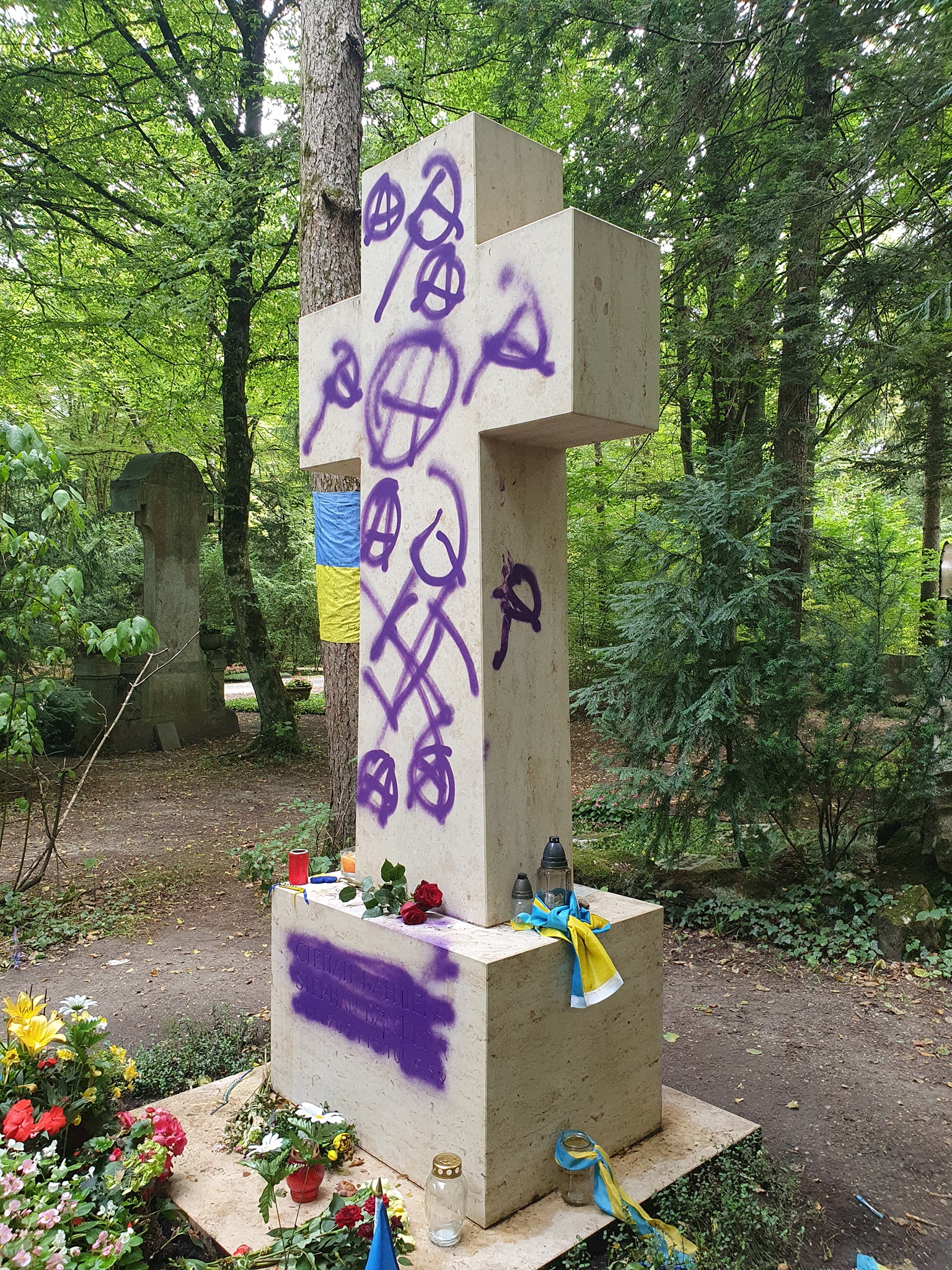 В Німеччині познущалися з могили Степана Бандери (ФОТО) - фото 2