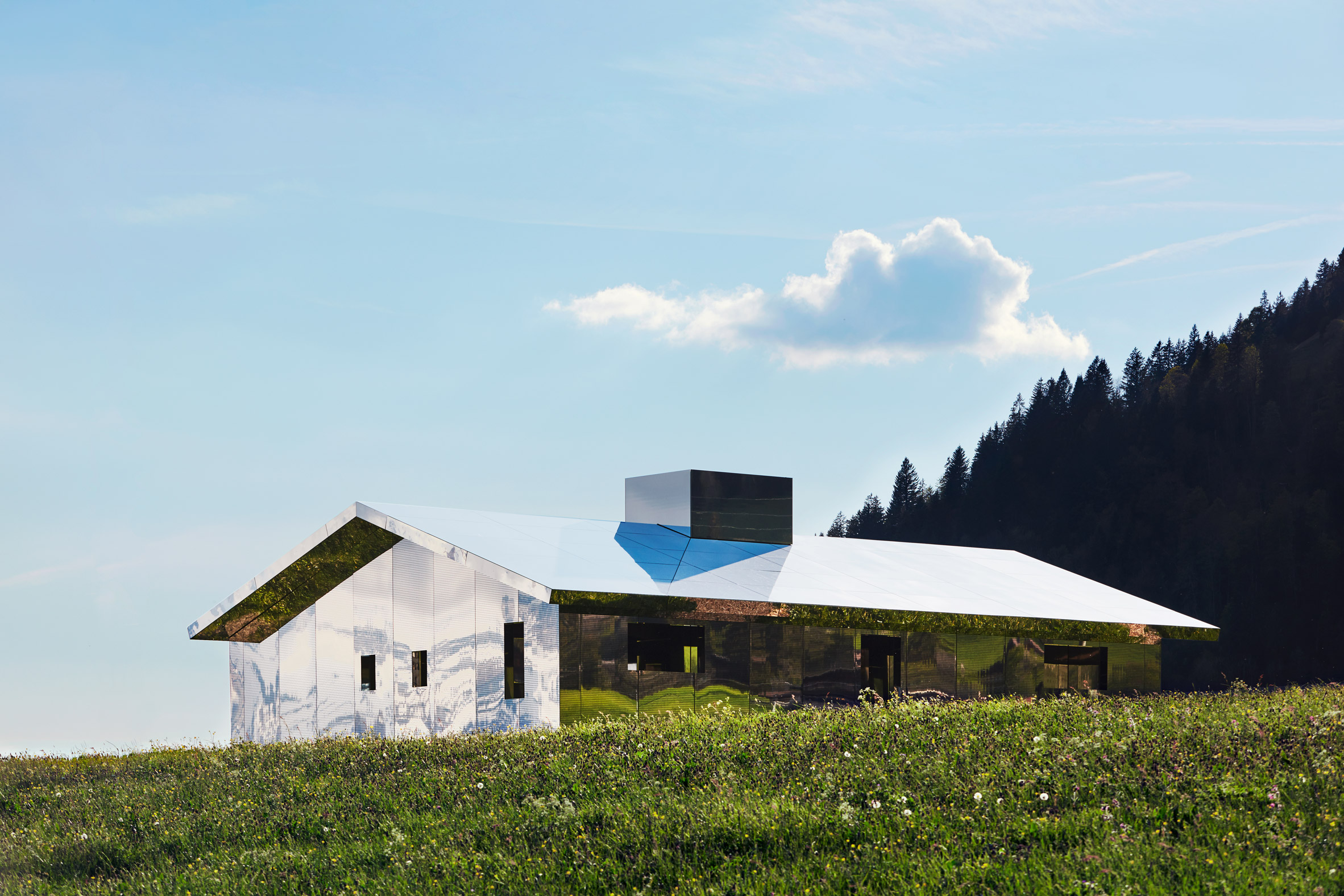 Невероятно: в Альпах построили дом, который отражает смену времен года (видео)  - фото 4