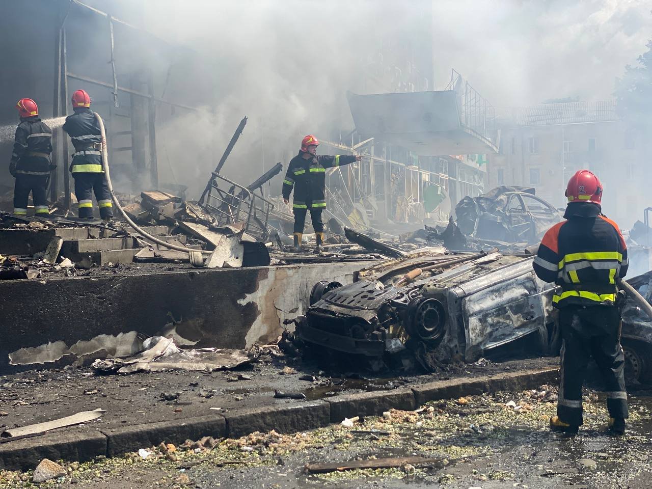 Рятувальники показали моторошні фото удару по Вінниці та назвали нову кількість загиблих - фото 4