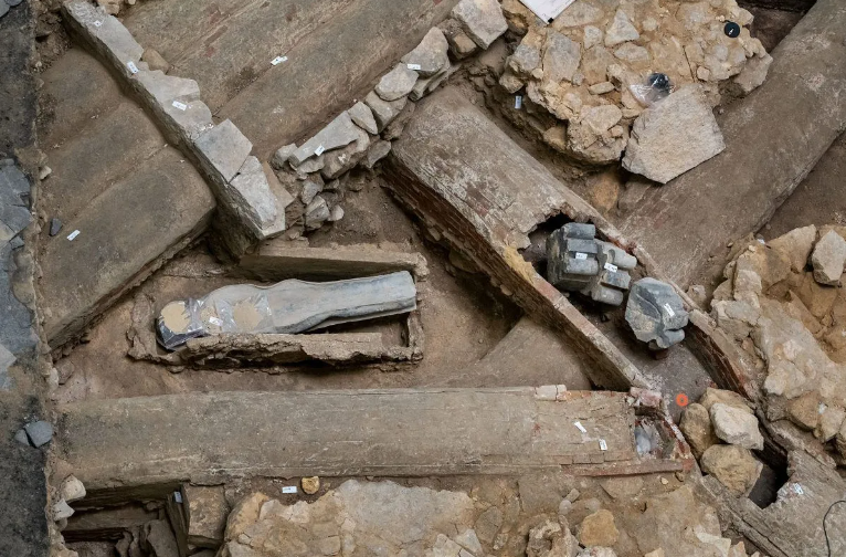 Под Нотр-Дамом обнаружили таинственные свинцовые саркофага с телами (ФОТО) - фото 4