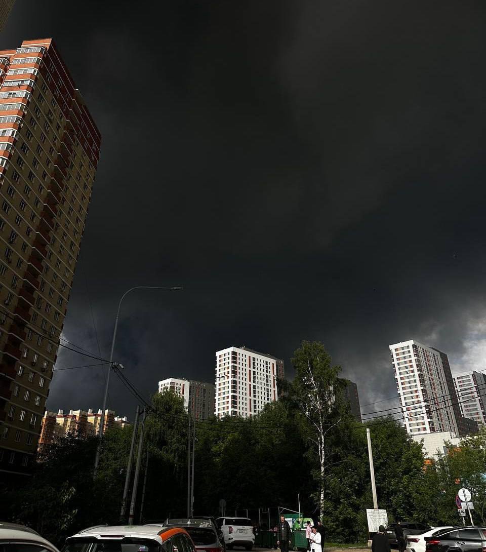 Российский РЭБ снова бьет по своим: видео из Москвы, как российские ракеты проходят мимо БПЛА - фото 2