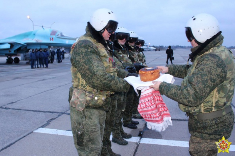 В Беларусь прибыли российские бомбардировщики Су-34: показали, как их встречали (ФОТО) - фото 2