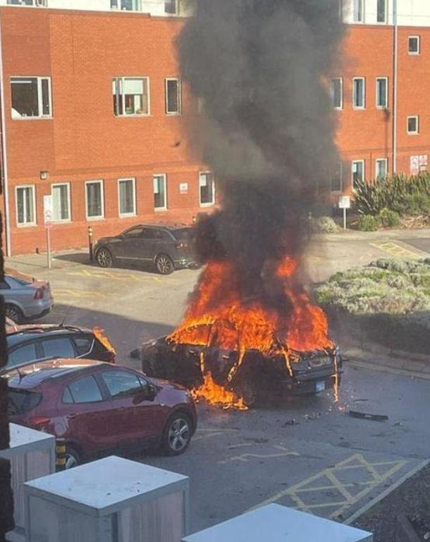 В Великобритании посреди улицы взорвался автомобиль: есть погибшие и раненые (ФОТО)  - фото 2