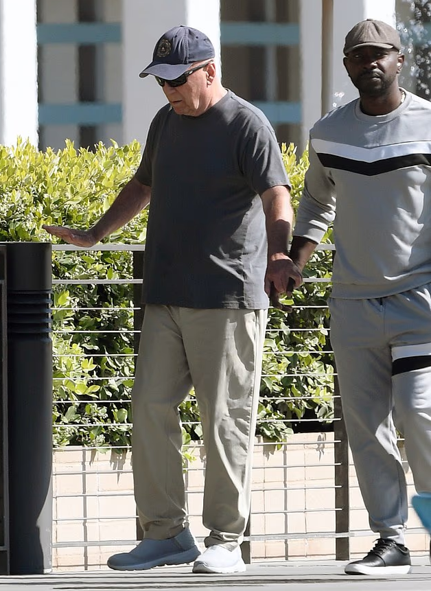 Появились новые фото 70-летнего Брюса Уиллиса: как выглядит культовый актер с тяжелой болезнью - фото 2 Появились новые фото 70-летнего Брюса Уиллиса: как выглядит культовый актер с тяжелой болезнью - фото 2