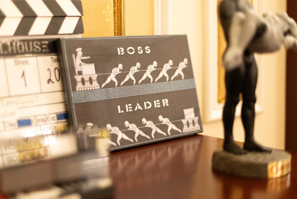 Журналісти знайшли у кабінеті Буданова незвичний червоний блокнот (ФОТО) - фото 2