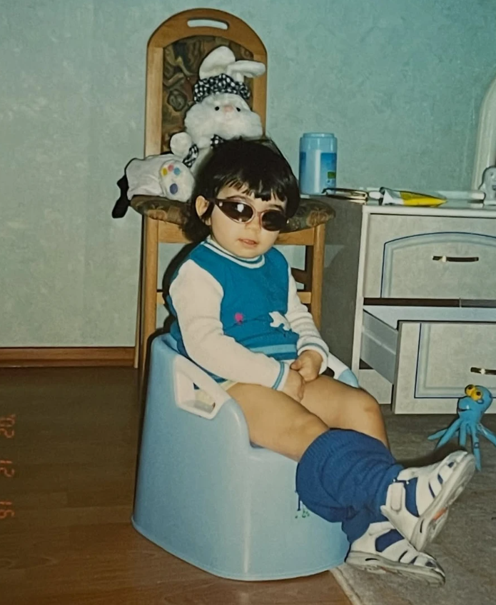 Анна Трінчер показала кумедне дитяче фото на горщику - фото 2