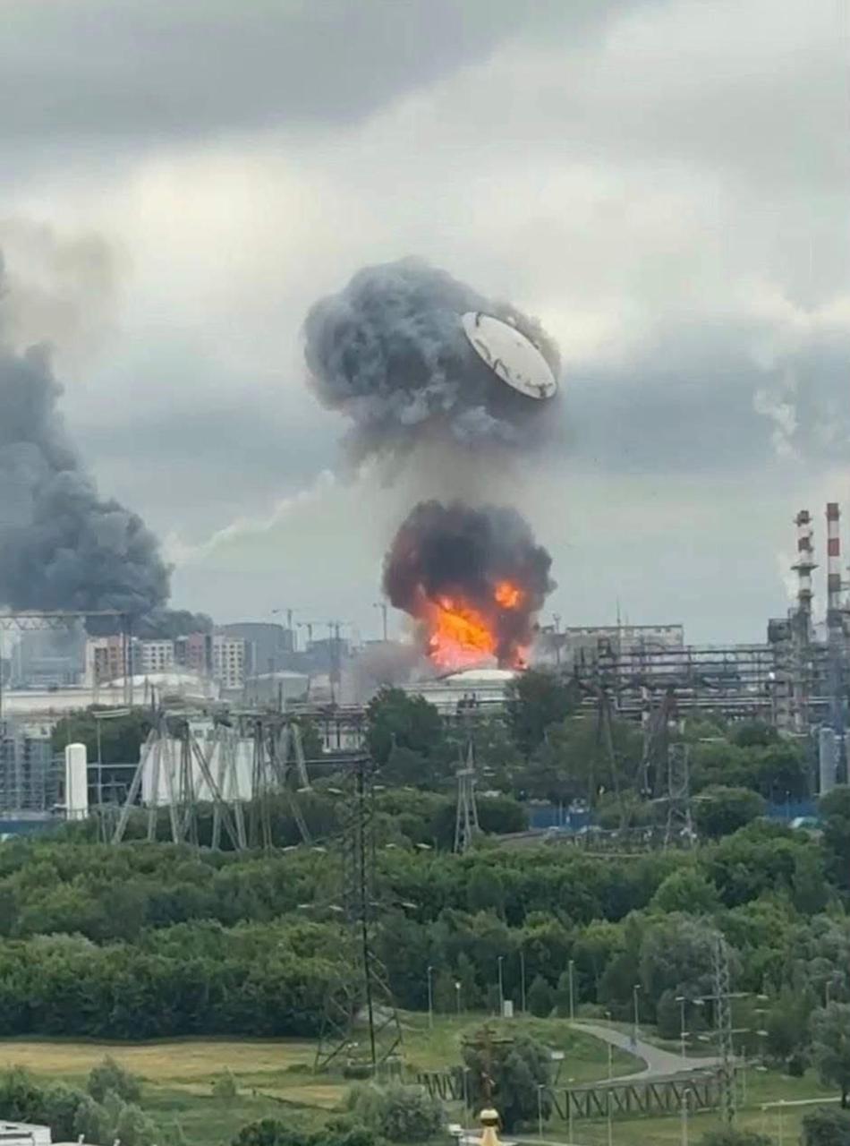 Российский РЭБ снова бьет по своим: видео из Москвы, как российские ракеты проходят мимо БПЛА - фото 2