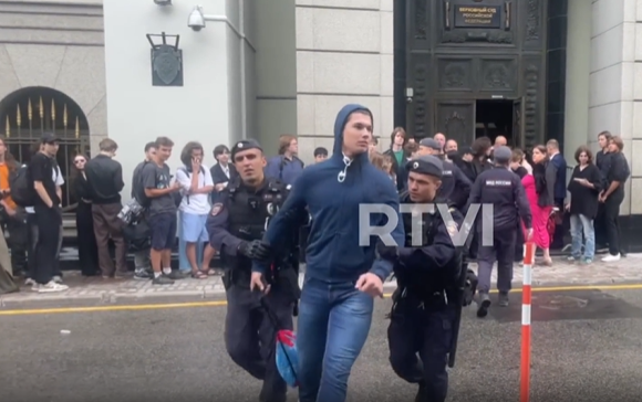 Россияне вышли на протесты в Москве: что происходит (ФОТО) - фото 2