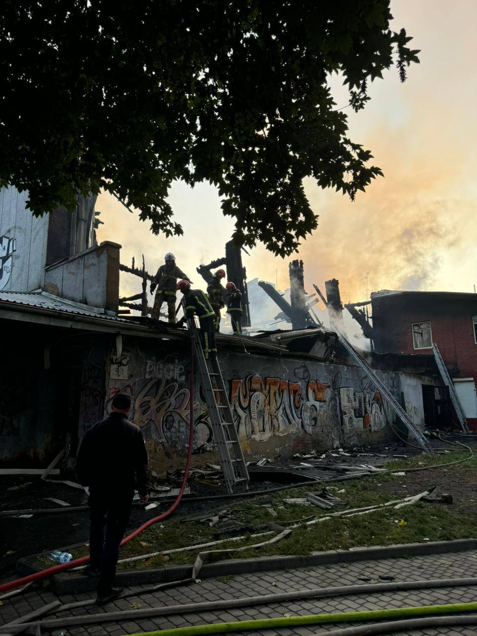 Во Львове возле памятника Бандеры произошел масштабный пожар: есть подозрение умышленных поджогов - фото 2