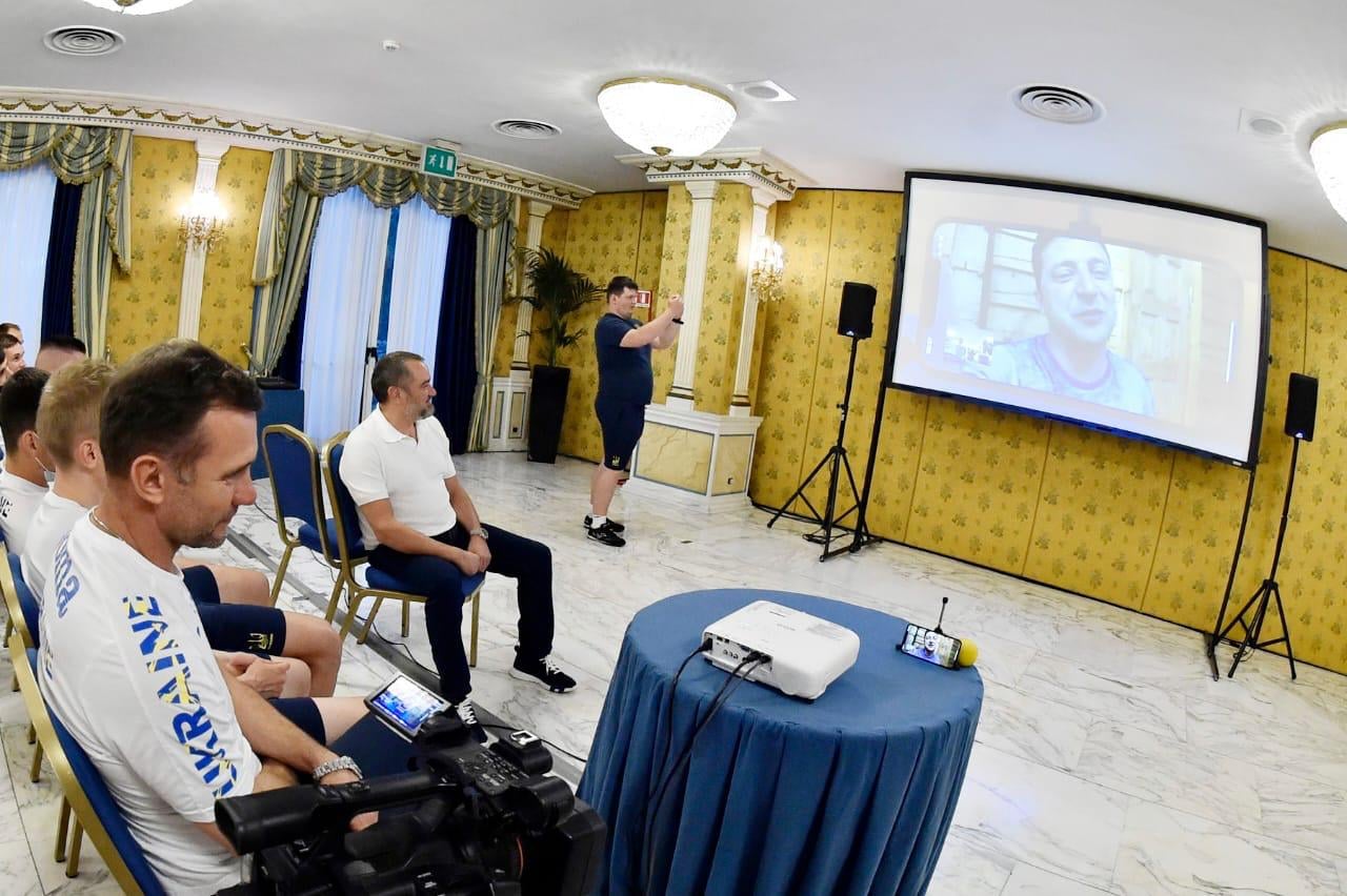 Зеленский поддержал сборную Украины перед матчем с Англией (ФОТО)  - фото 3