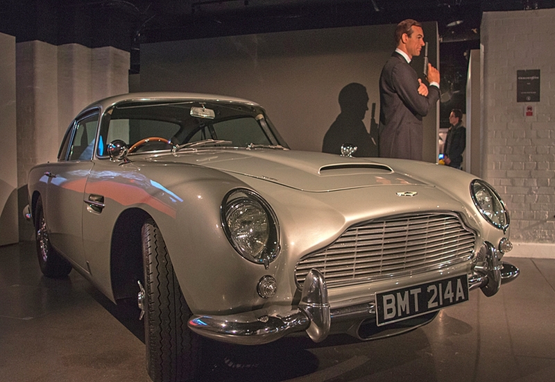 Взрывной стиль 007: как легендарный Aston Martin превратил Джеймса Бонда в икону кинематографа - фото 2 Взрывной стиль 007: как легендарный Aston Martin превратил Джеймса Бонда в икону кинематографа - фото 2