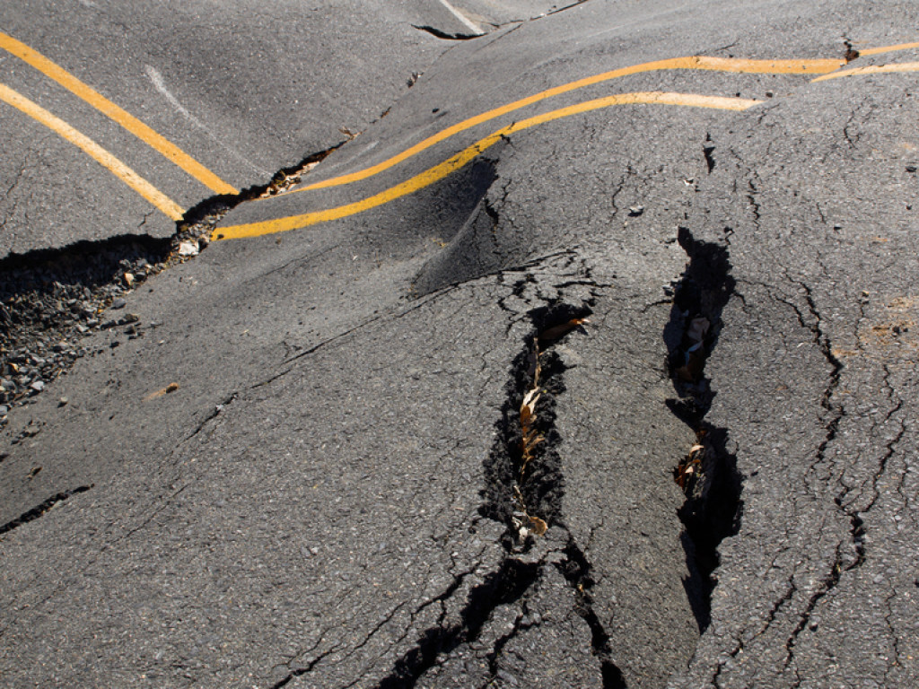 повреждение дорог. трещины на дороге. повреждение дорог. трещины дорожного покрытия. деформации дорожного покрытия.