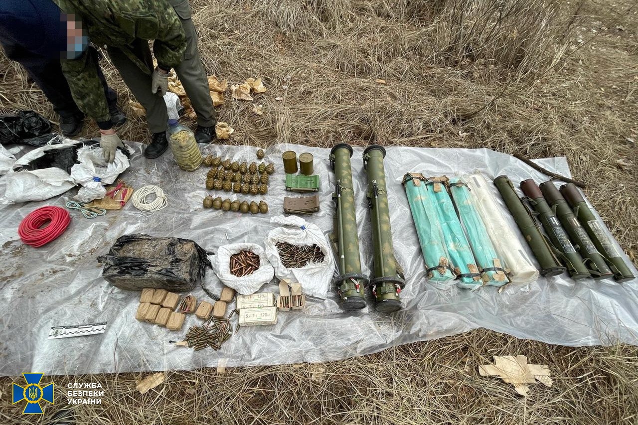 В Україні працював бойовик «ЛНР»: де знайдено його склад зброї (ФОТО, ВІДЕО) - фото 11