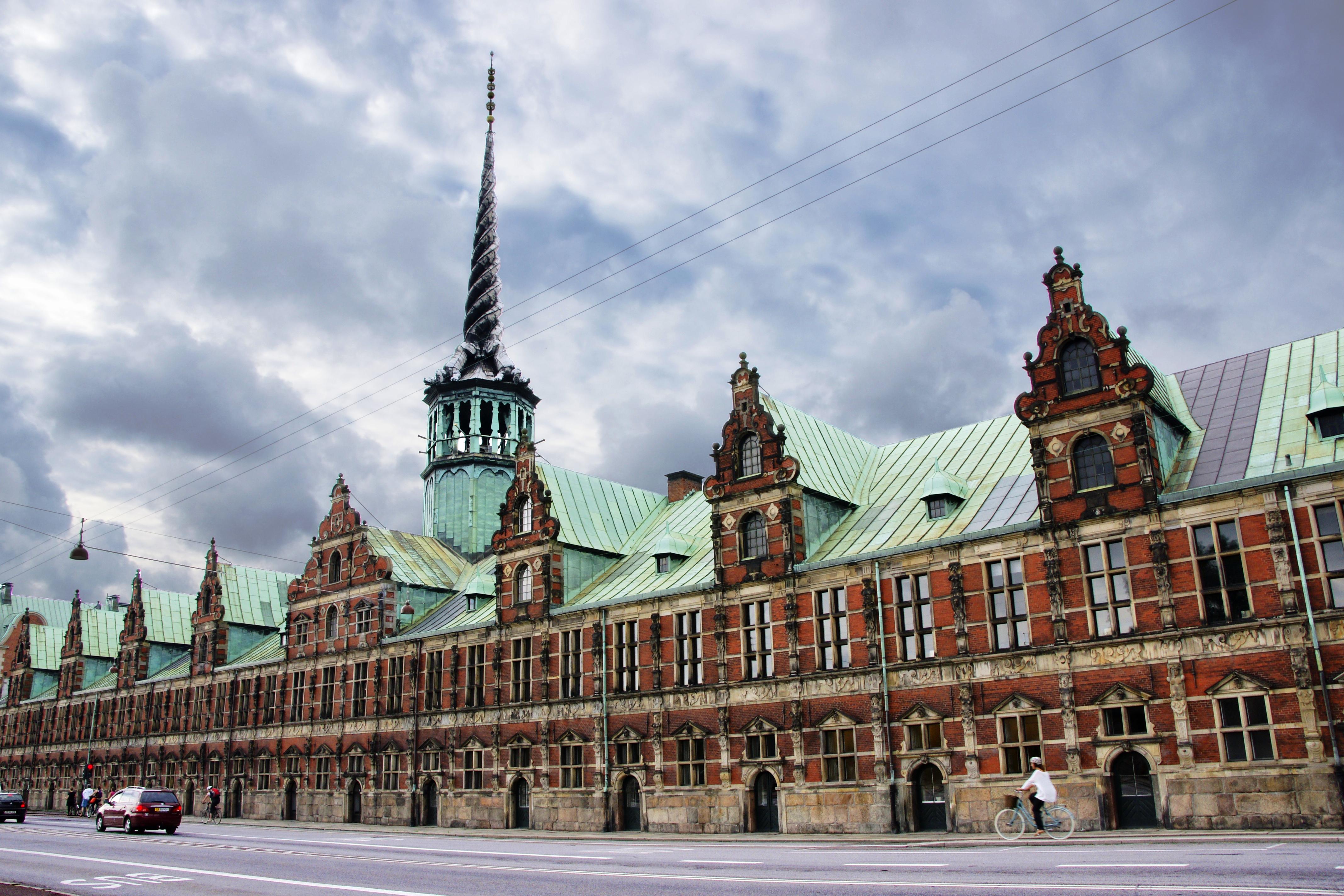 Трагедія в серці Копенгагена: горить найстаріша біржа у світі - фото 3