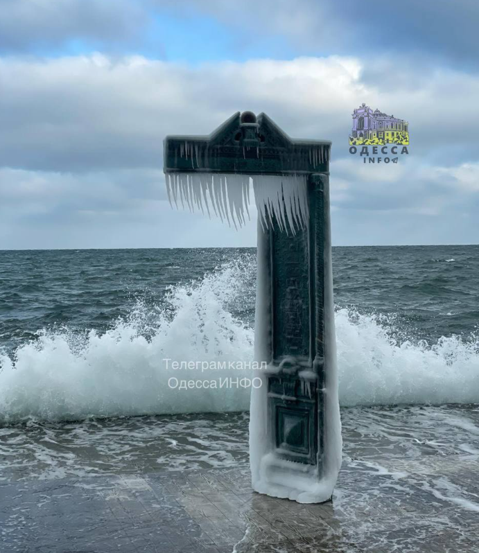 Такого українці не бачили роками: в Одесі почало замерзати море (ФОТО) - фото 2