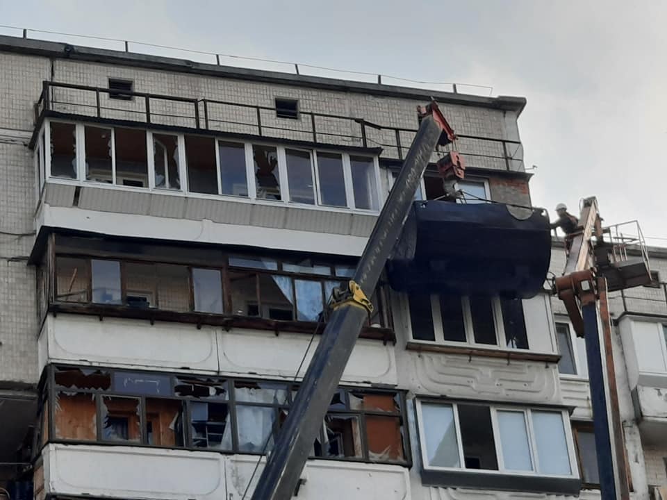 Из взорвавшегося дома на Позняках в Киеве начали выносить вещи - фото 3