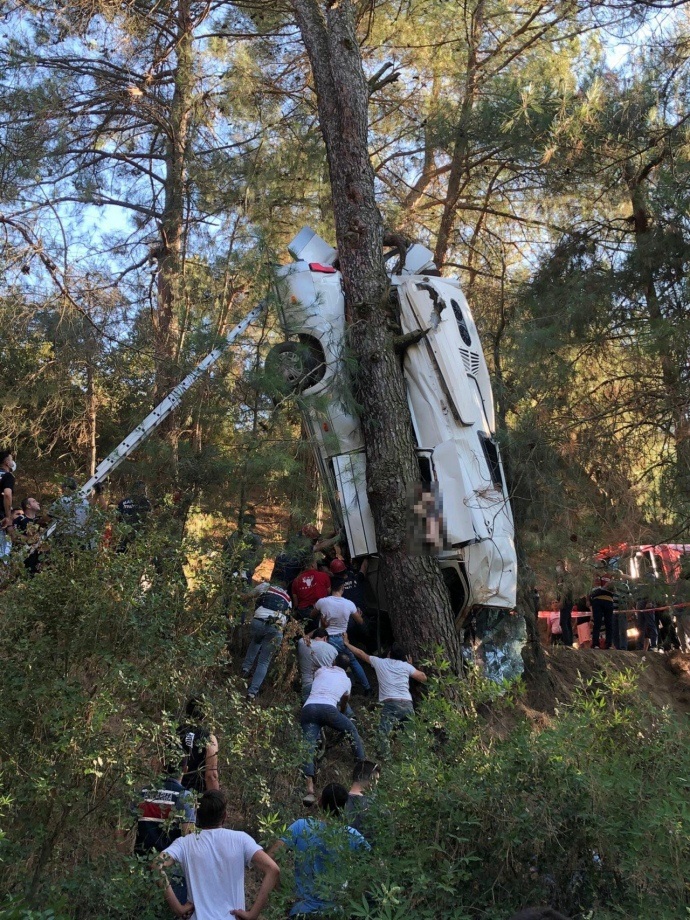 В Турции автобус после ДТП повис на дереве: есть погибшие (ФОТО) - фото 2