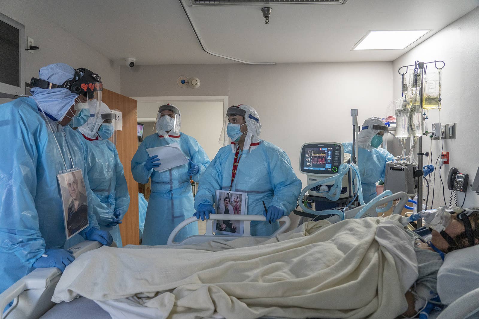 До слёз: фотограф из Техаса показал снимки, сделанные в госпитале, где лежат с COVID-19 - фото 5
