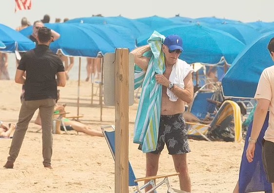 Байден в шортах с ракушками отдыхал на пляже в США (ФОТО) - фото 2