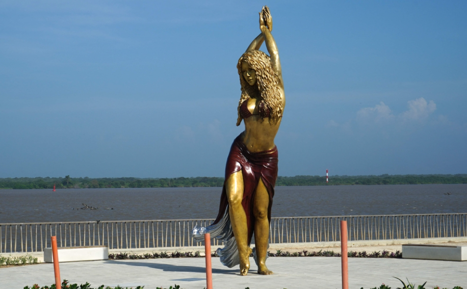 В честь Шакиры в Колумбии открыли огромный монумент - фото 2