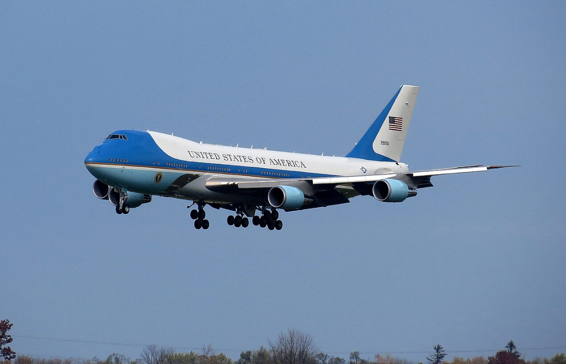 У США перефарбують президентський літак в улюблені кольори Трампа: який вигляд матиме (ФОТО) - фото 2 У США перефарбують президентський літак в улюблені кольори Трампа: який вигляд матиме (ФОТО) - фото 2