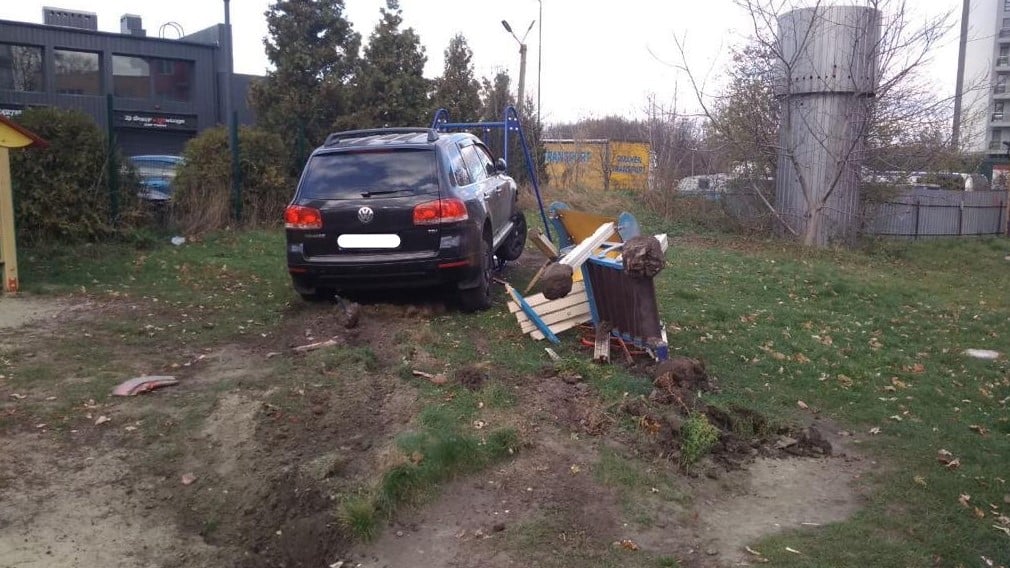 У Львові п'яний поліцейський на позашляховику протаранив три авто і зніс дитячий майданчик - фото 5